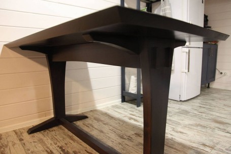 Кухонный стол из массива в стиле модерн