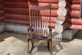 Кресло-качалка с широкой спинкой в стиле Sam Maloof