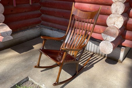 Кресло-качалка с широкой спинкой в стиле Sam Maloof