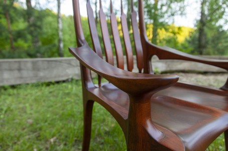 Стул в стиле Сэма Малуфа с подлокотниками