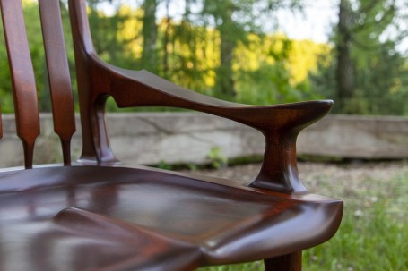 Стул в стиле Сэма Малуфа с подлокотниками