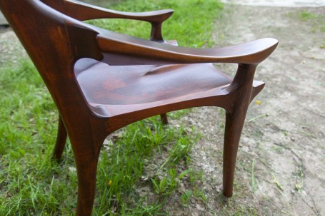 Стул в стиле Сэма Малуфа с подлокотниками