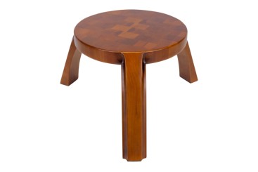 Табуретка на трёх ножках из массива в стиле Sam Maloof