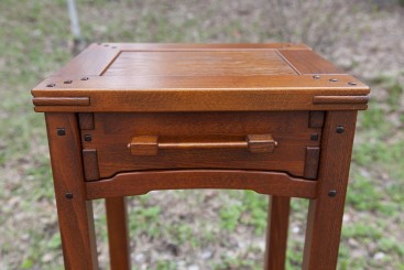 Прикроватная тумбочка с ящиком и полкой в стиле Greene &amp; Greene