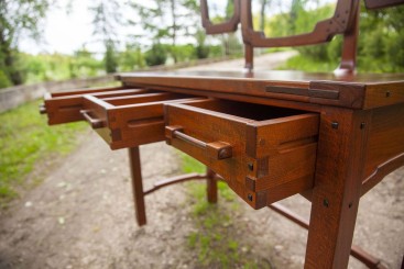 Макияжный столик из массива бука в стиле Greene &amp; Greene