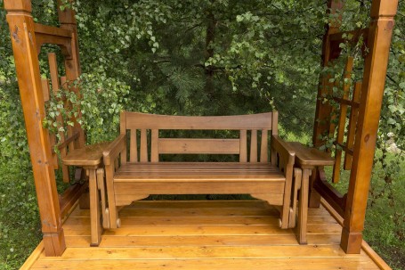Дачная деревянная скамейка со спинкой