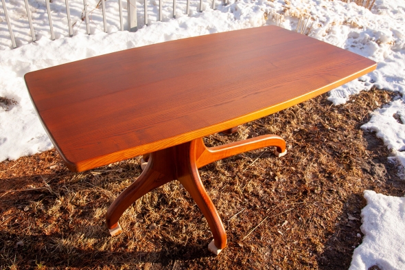 Стол в стле Malof вид под углом
