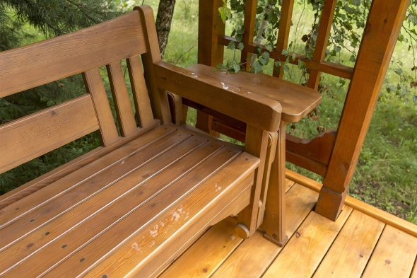 Механизм качения скамейки из дерева