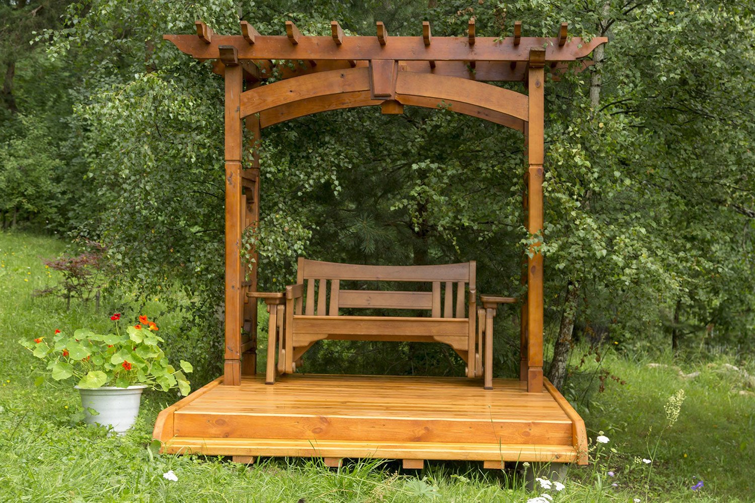 Деревянная дачная скамейка
