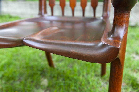 Эргономичные формы сиденья стула Сэм Малуф из ольхи