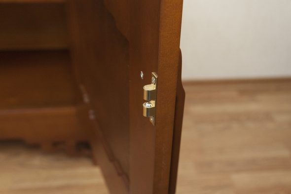Запорный механизм дверцы комода в стиле Greene & Greene