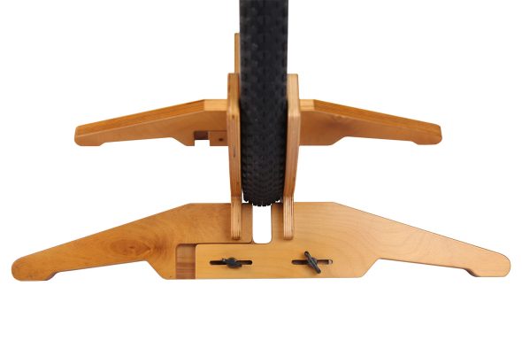 Велосипедное колесо зажатое в регулируемой подстаке