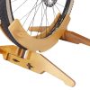 Велосипедное колесо в деревянной подставке для велосипеда. Ширина подставки отрегулирована по ширине колеса. Ширина зафиксирована барашками.