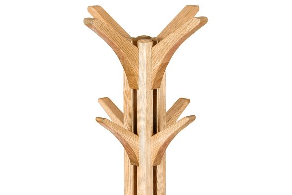 Деревянные крючки на вешалке для одежды и головных уборов