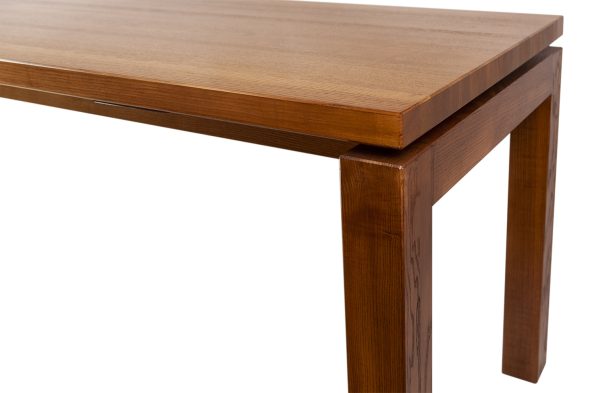 Угол стола с парящей столешницей