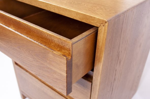 Фасады ящиков тумбочки с скрытой ручкой в минималистичном стиле